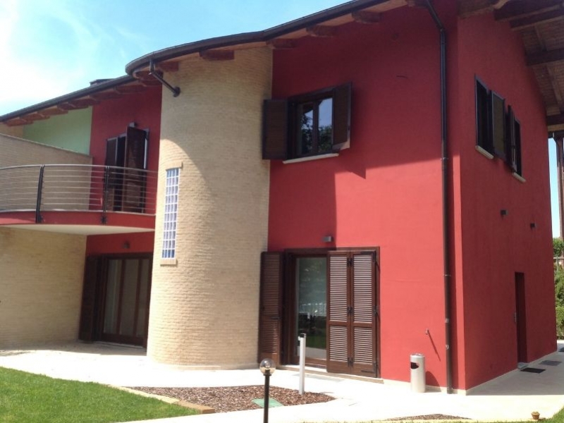 Ristrutturazione di un edificio da adibire ad ambiente di lavoro.